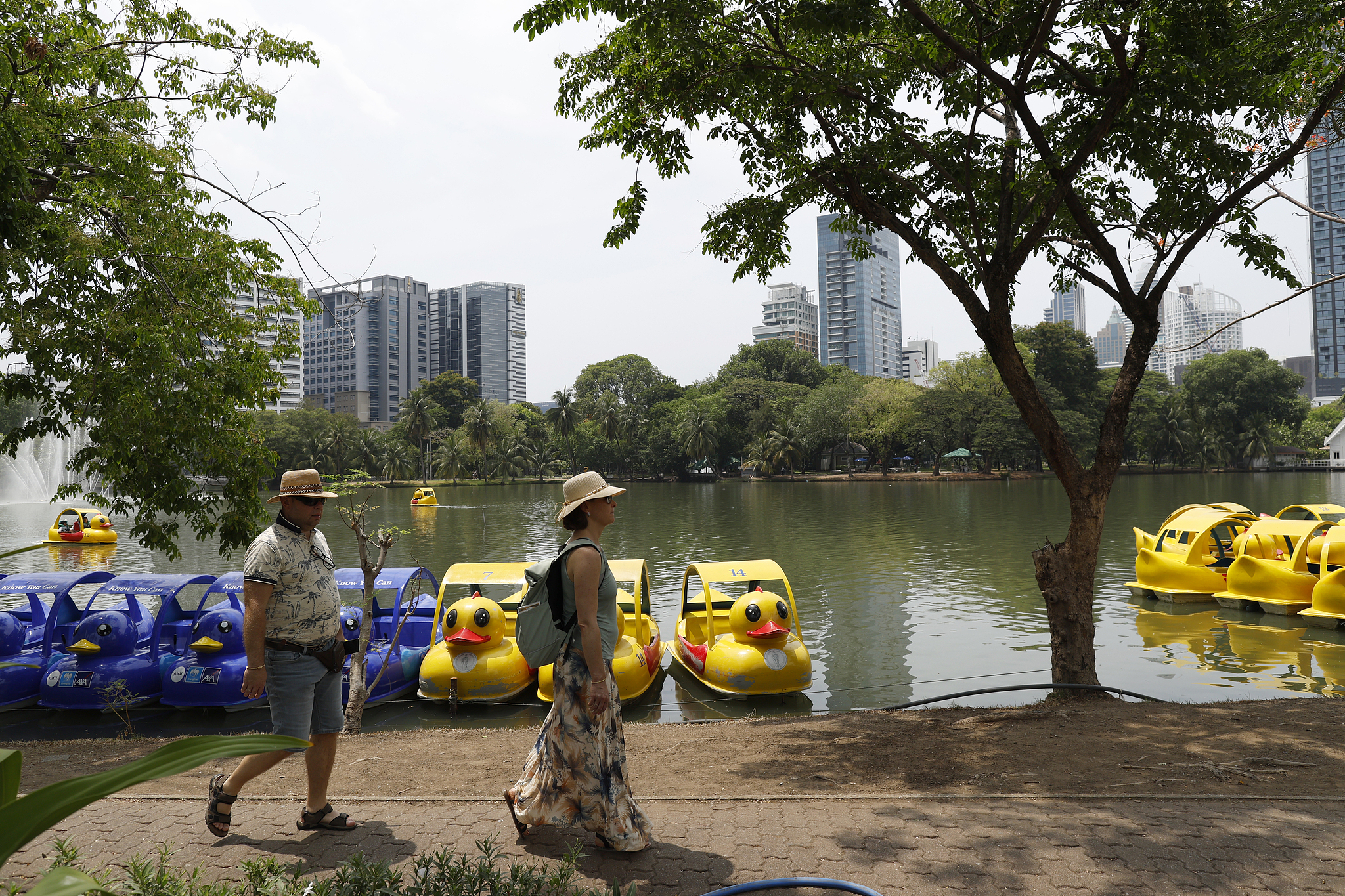 Tourists walk at Lumpini Park, Bangkok, Thailand, April 30, 2026. /VCG