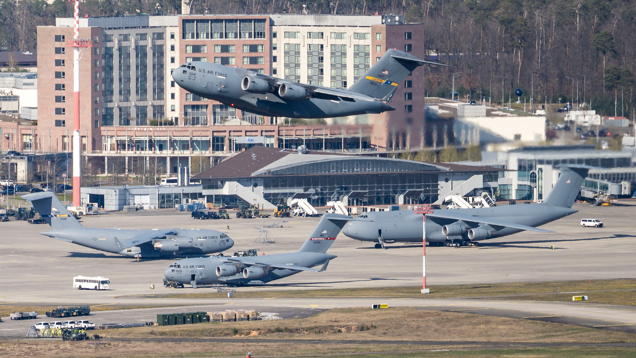 A Boeing C-17A globemaster III cargo plane of the US Air Force takes off from Ramstein Air Base on April 2, 2026 in Ramstein-Miesenbach, Germany. /VCG