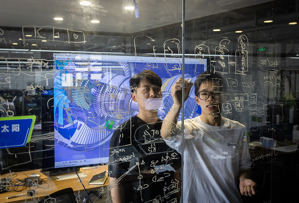 Two staff members of a national high-tech enterprise focusing on hyper-converged cloud computing in Wuhan, Hubei Province, China, June 6, 2023./ VCG 