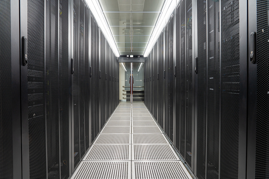 IT data center server rooms alongside network cabinets of the computing center, Beijing, Decemeber 12, 2022./ VCG