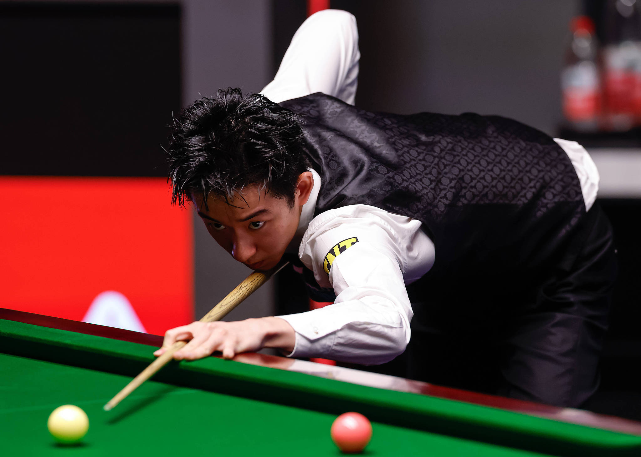 China's Wu Yize hits a shot against Northern Ireland's Mark Allen in a semifinal match at the World Snooker Championship in Sheffield, England, April 30, 2026. /VCG