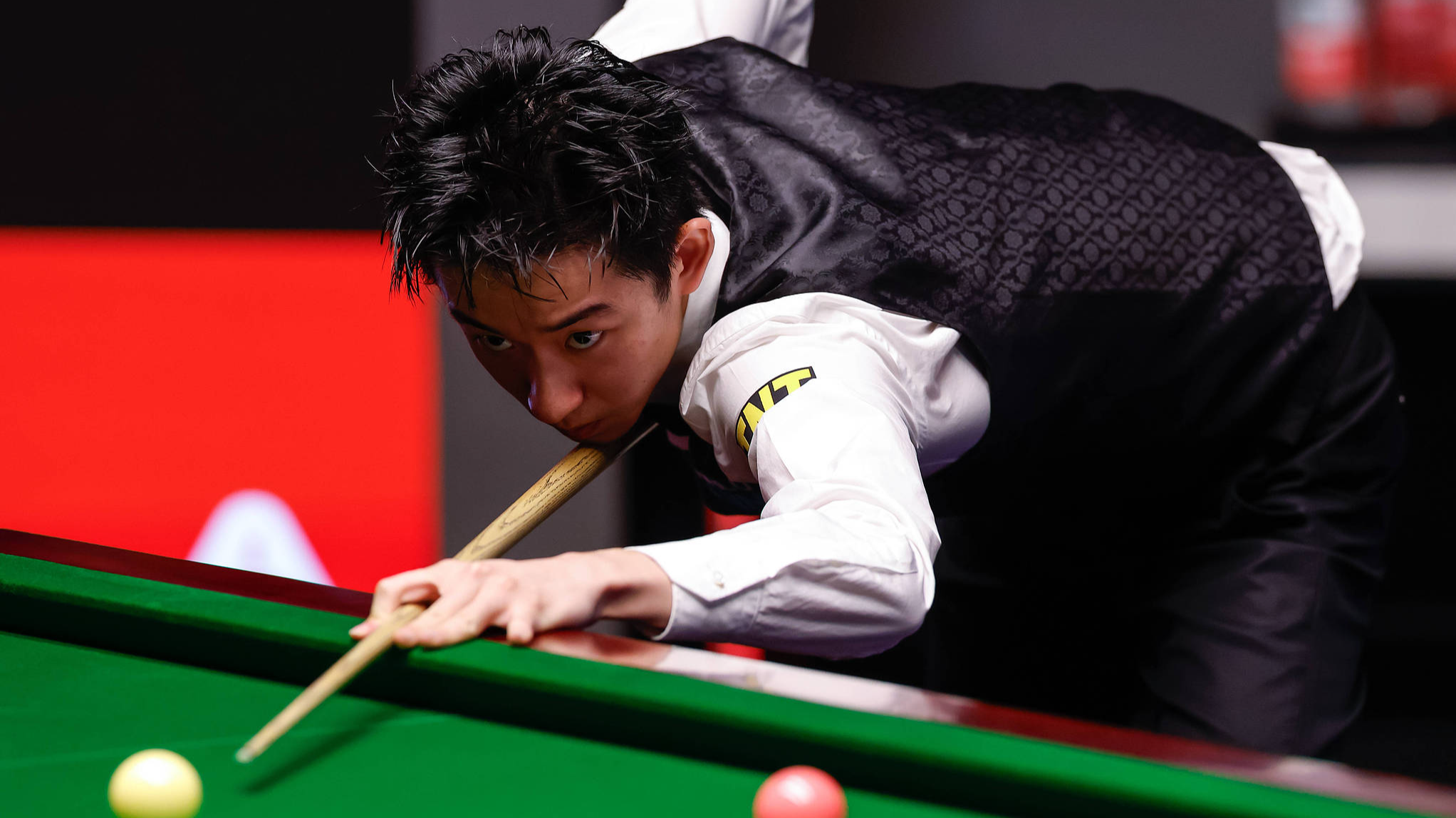 Wu shines bright in Crucible debut, leads Allen 6-2 in semifinal match