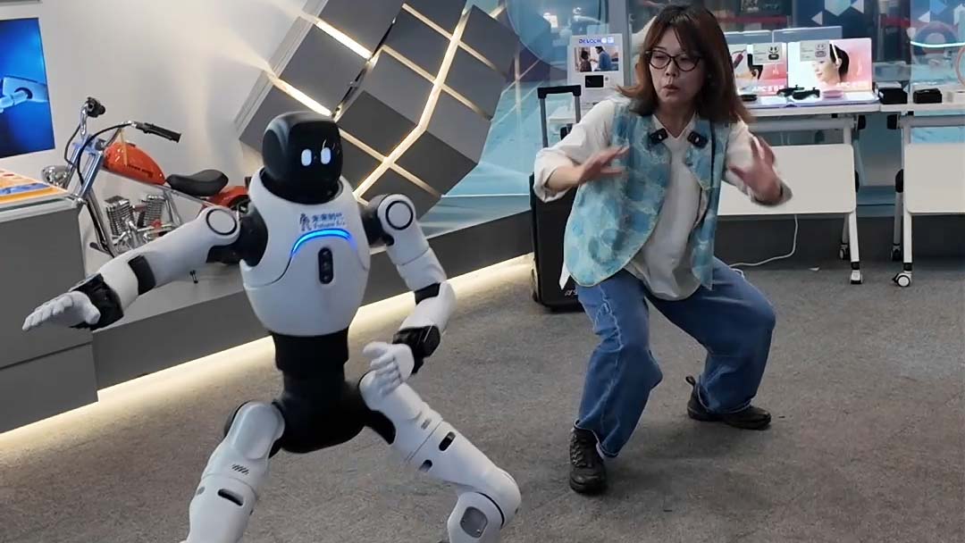 Friendship and tech: German delegation visits Shenzhen robot 6S store