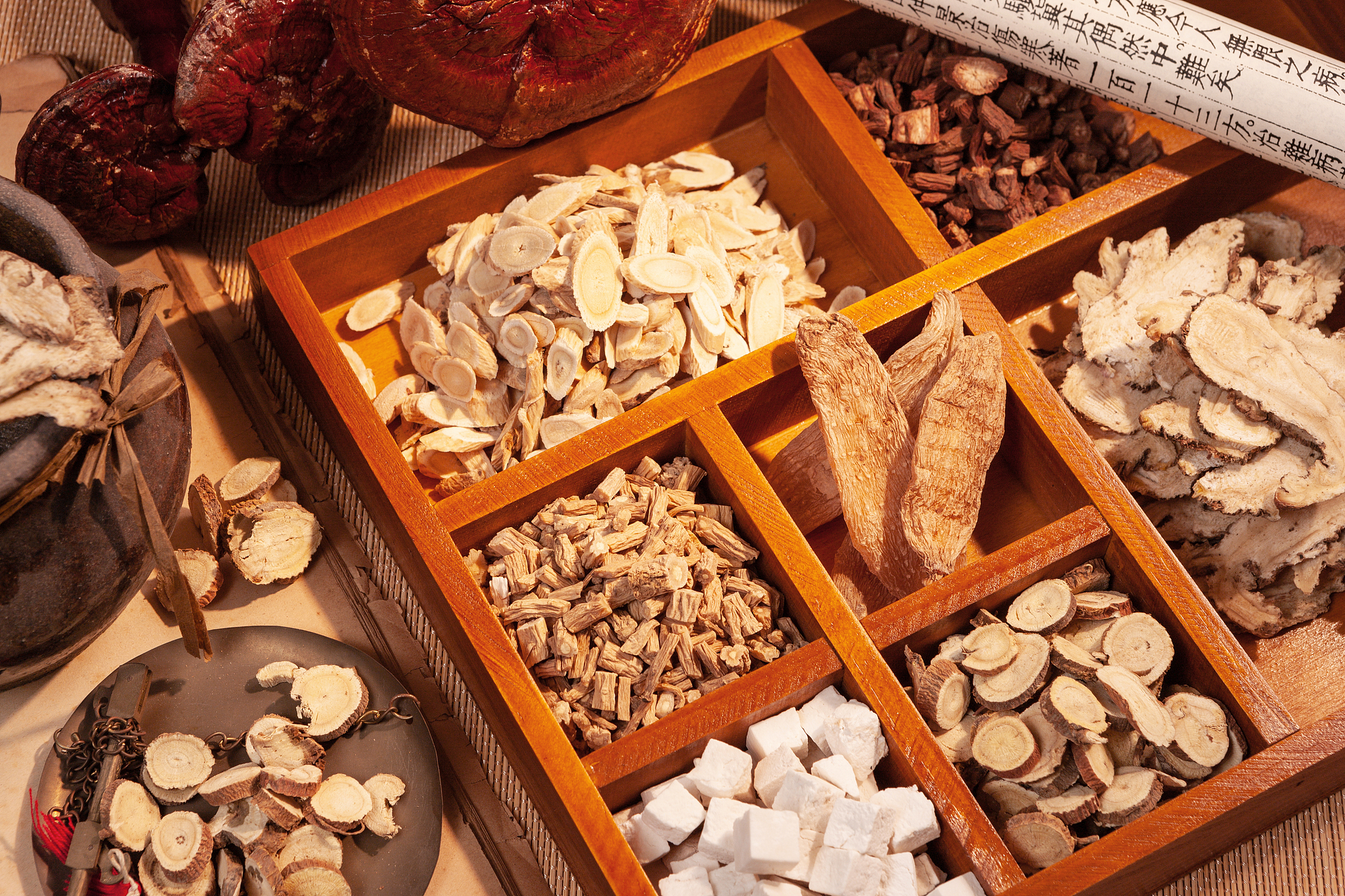 Traditional Chinese herbal medicine. /VCG