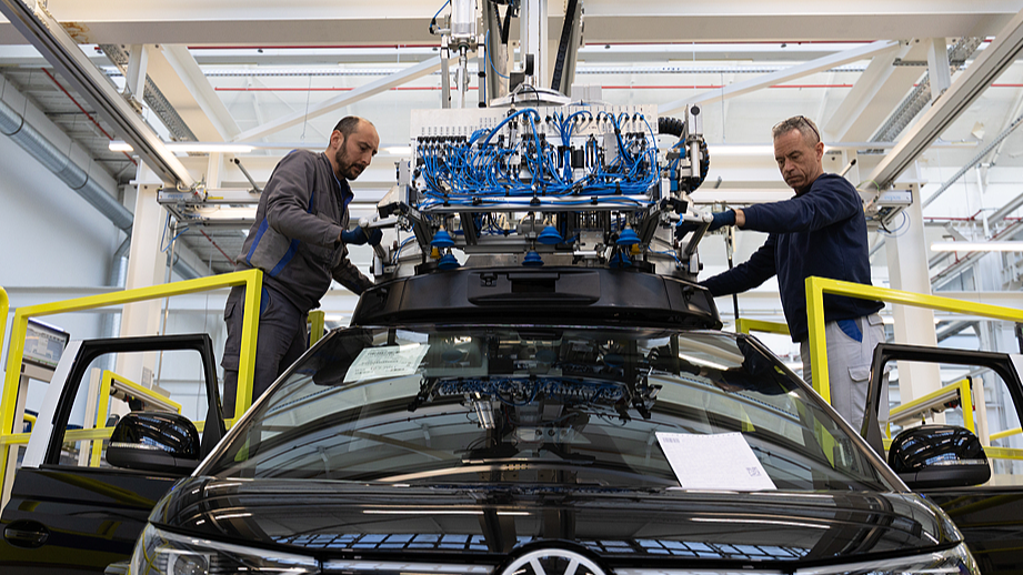 Workers install roof sensors of an electric van at a factory in Hanover, Germany, March 4, 2026. /VCG
