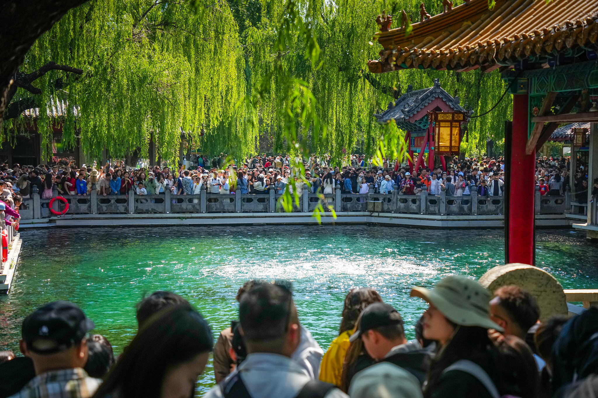 Tourists crowd Baotu Spring scenic area in Jinan on May 3, 2026. /VCG