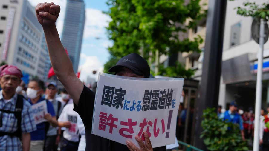 Protesters in Tokyo demonstrate against officials paying tribute at Yasukuni Shrine on August 15, 2025, the anniversary of Japan's World War II surrender. /Xinhua