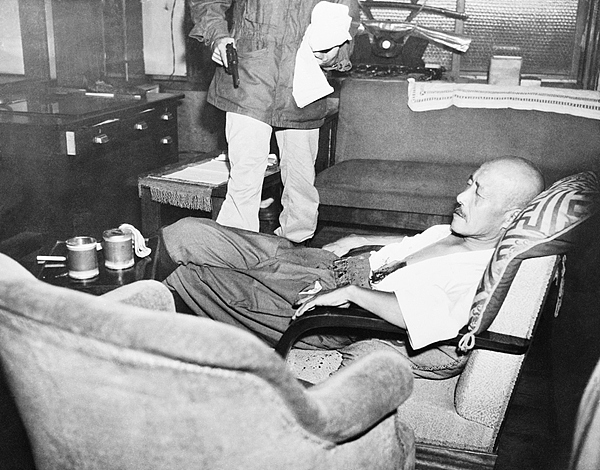 Hideki Tojo lies wounded and semi-conscious at his Tokyo home after shooting himself in the chest during a failed suicide attempt on September 11, 1945. The attempt came as American officers arrived to arrest him on suspicion of war crimes. /VCG