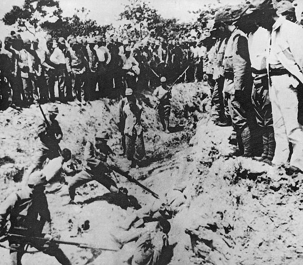 Japanese soldiers bayonet Chinese victims during the Nanjing Massacre, Nanjing, China, December 1937. /VCG 