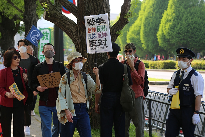 People gather around the parliament building to protest attempts of the government of Japanese Prime Minister Sanae Takaichi to revise the country's pacifist constitution and to call for the protection of Article 9 in Tokyo, Japan, April 19, 2026. About 36,000 people attended the rally, organizers said, the second protest to draw about 30,000 people near the National Diet Building against constitutional revision since April 8. /VCG