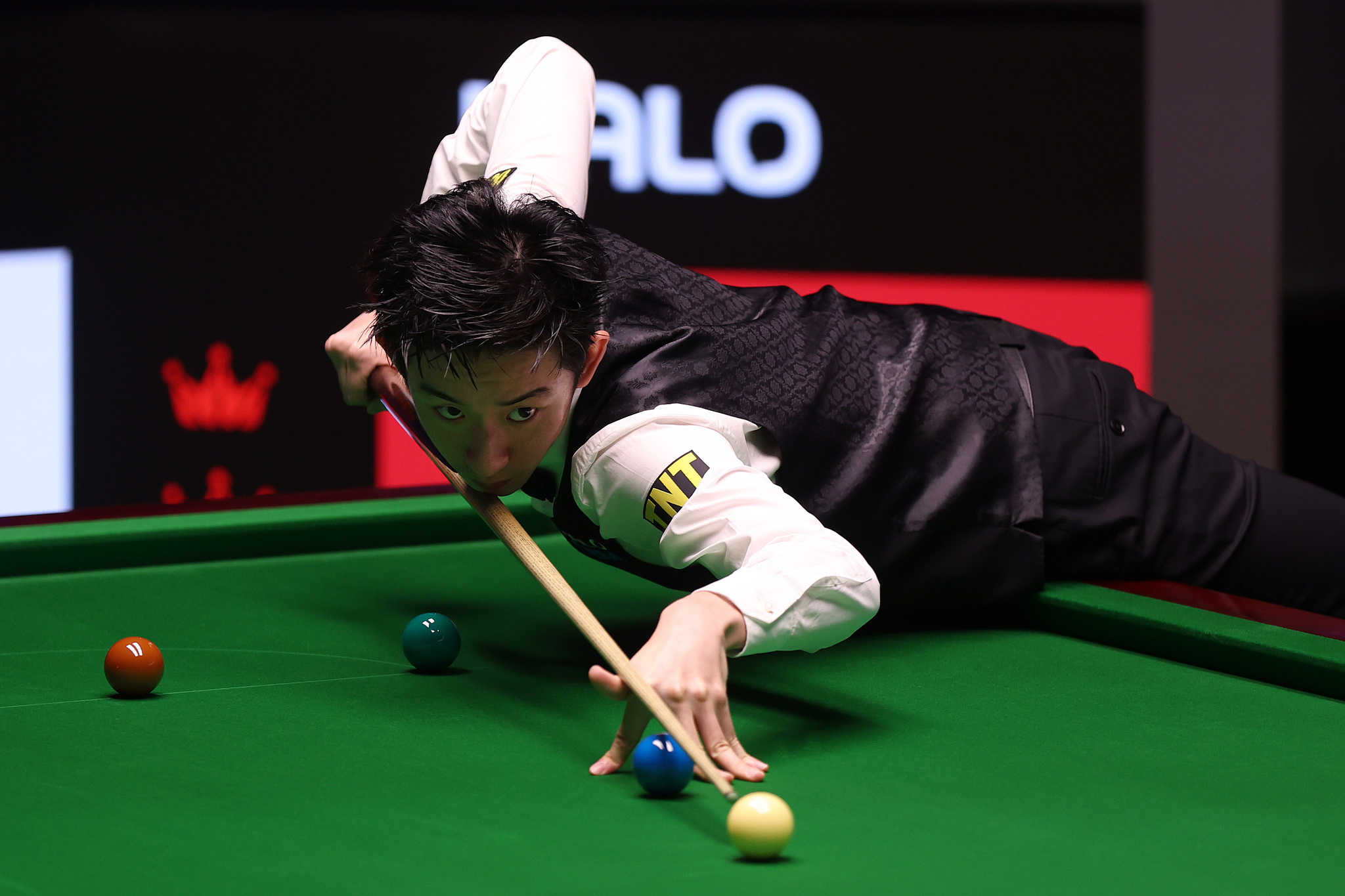 Wu Yize of China hits a shot in the semifinal against Mark Allen of Northern Ireland at the World Snooker Championship at the Crucible Theatre in Sheffield, England, May 2, 2026. /VCG