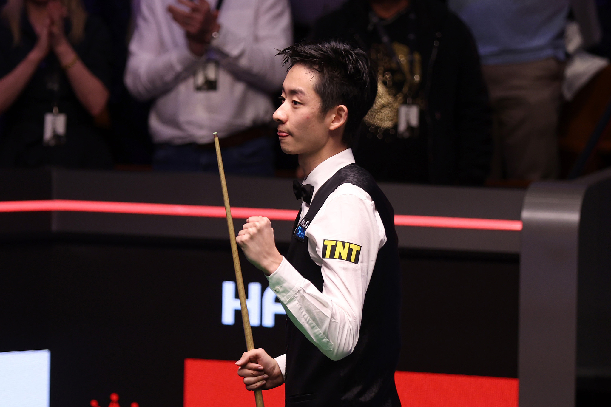 Wu Yize of China celebrates his 17-16 win over Mark Allen of Northern Ireland in the semifinal at the World Snooker Championship at the Crucible Theatre in Sheffield, England, May 2, 2026. /VCG