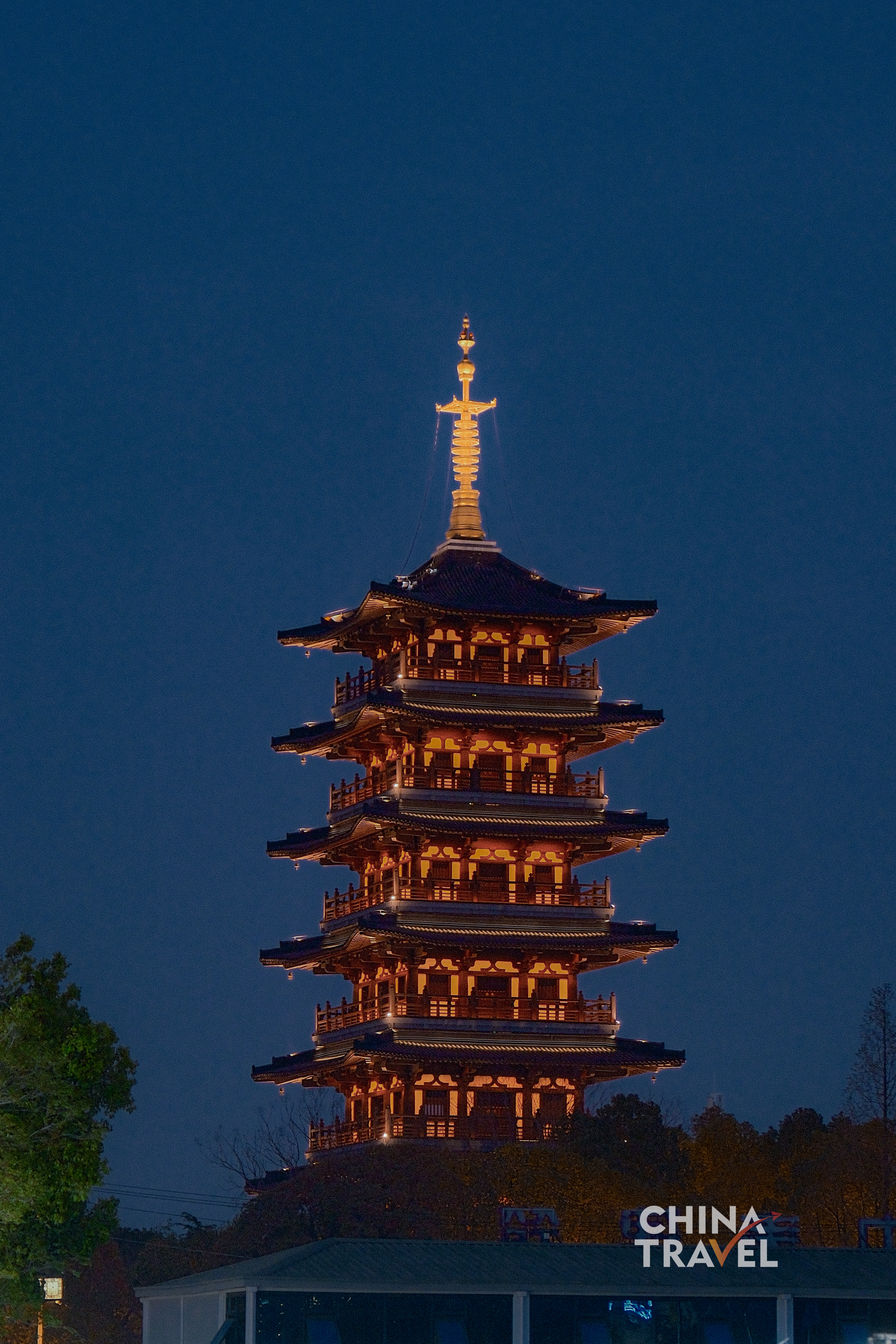 During the blue hour in Shengjia She, warm lights begin to illuminate the traditional rooftops, bridges and canal-side buildings. /CGTN