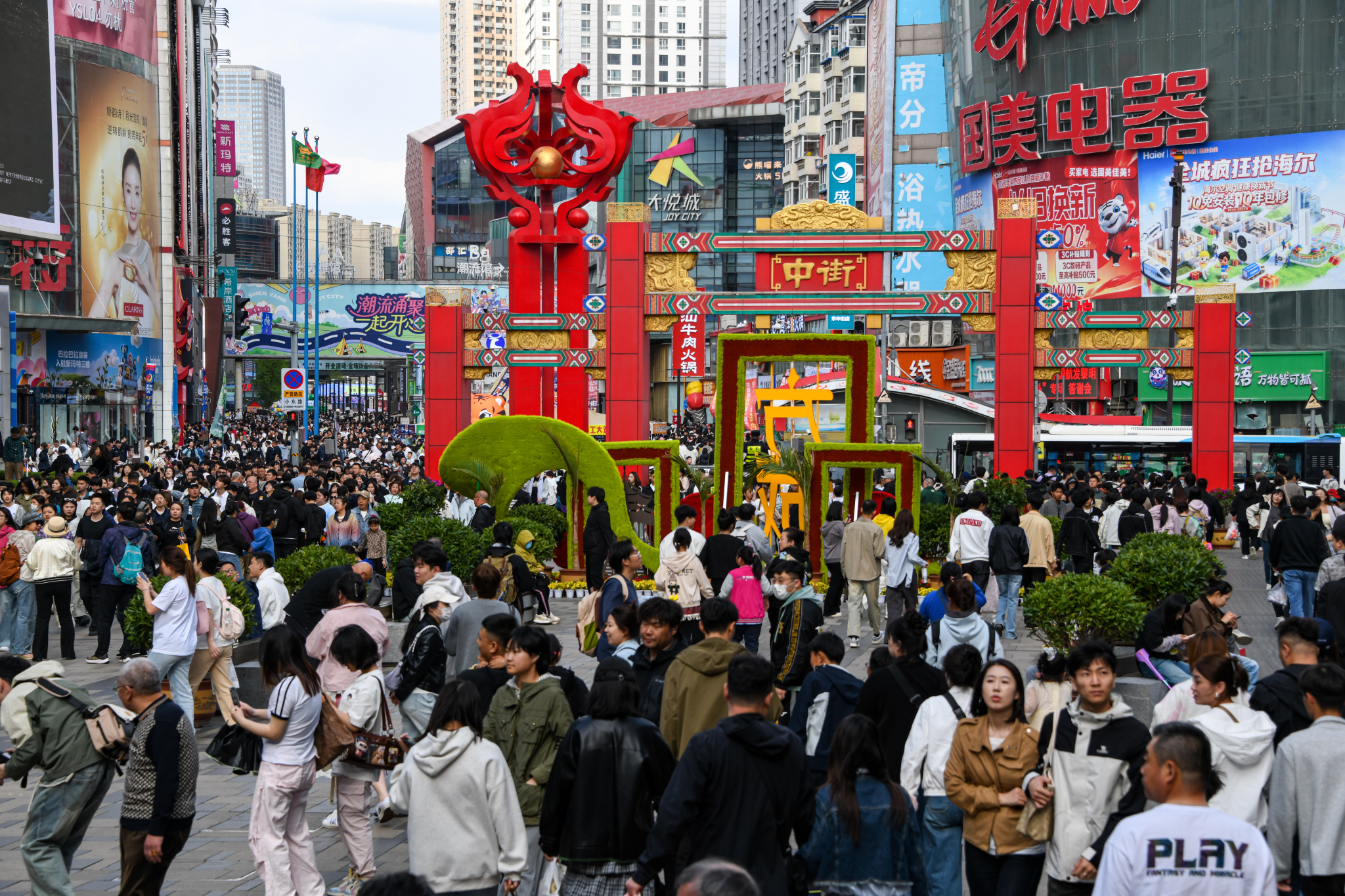 Crowds in the streets during May Day holiday in Shenyang, Liaoning Province, China, May 3, 2026. /VCG