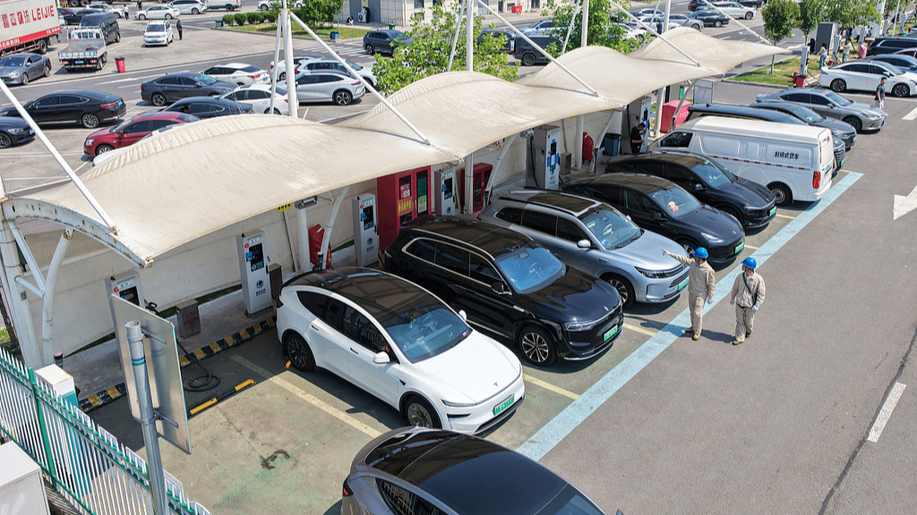 Staff inspect NEV charging facilities, Yangzhou, east China's Jiangsu Province, April 30, 2026. /VCG