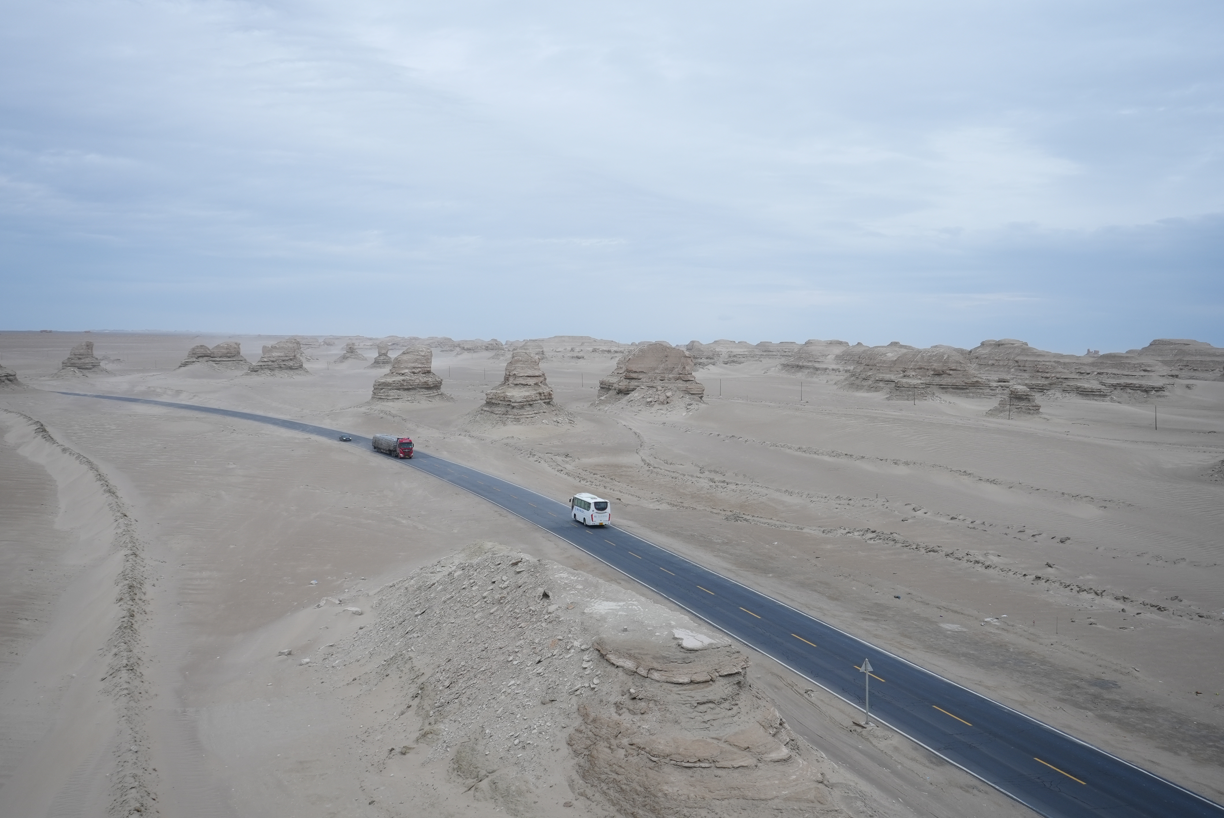 A road cuts through the desert in Haixi Mongolian and Tibetan Autonomous Prefecture, northwest China's Qinghai Province. Chen Hongyu/CGTN