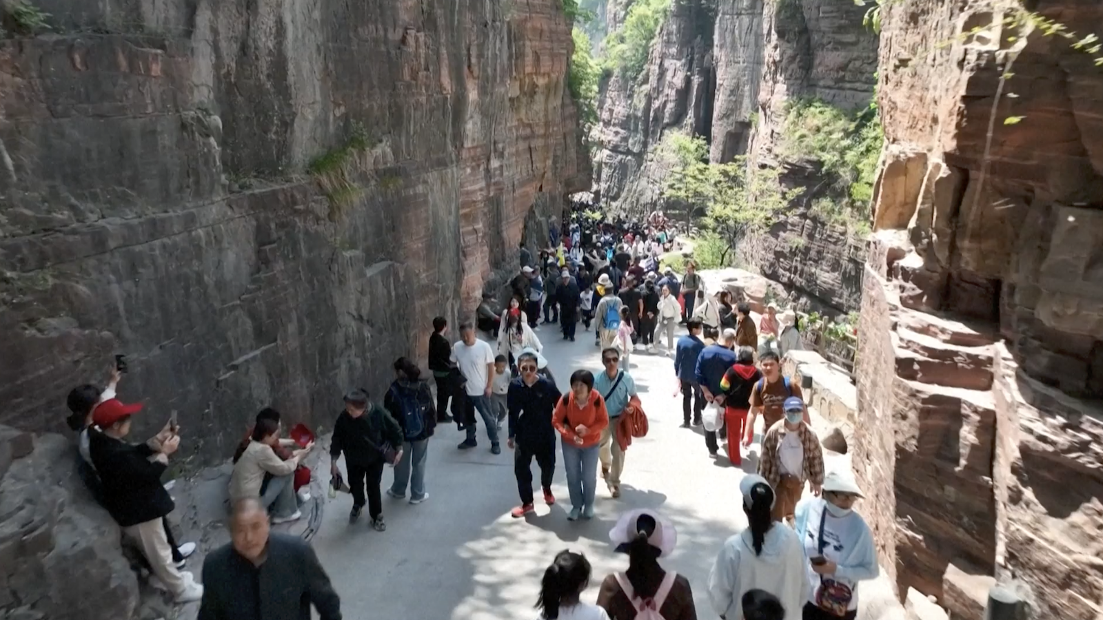 Filming fame turns Henan cliffside village into tourist hotspot