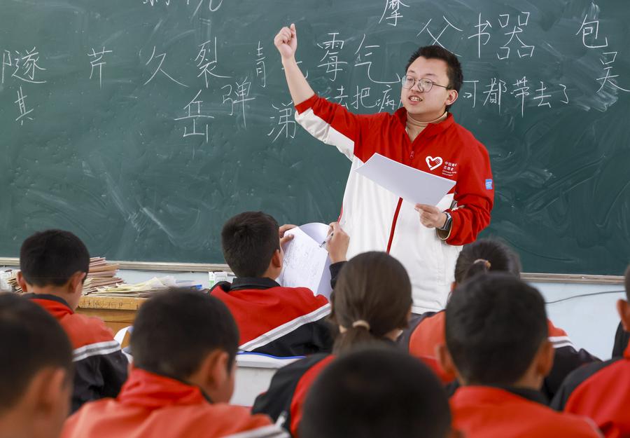 Volunteer teacher Yan Zefeng gives a class at the primary school of Sheyit Village under Artux City, Kizilsu Kirgiz Autonomous Prefecture, northwest China's Xinjiang Uygur Autonomous Region, April 23, 2025. /Xinhua