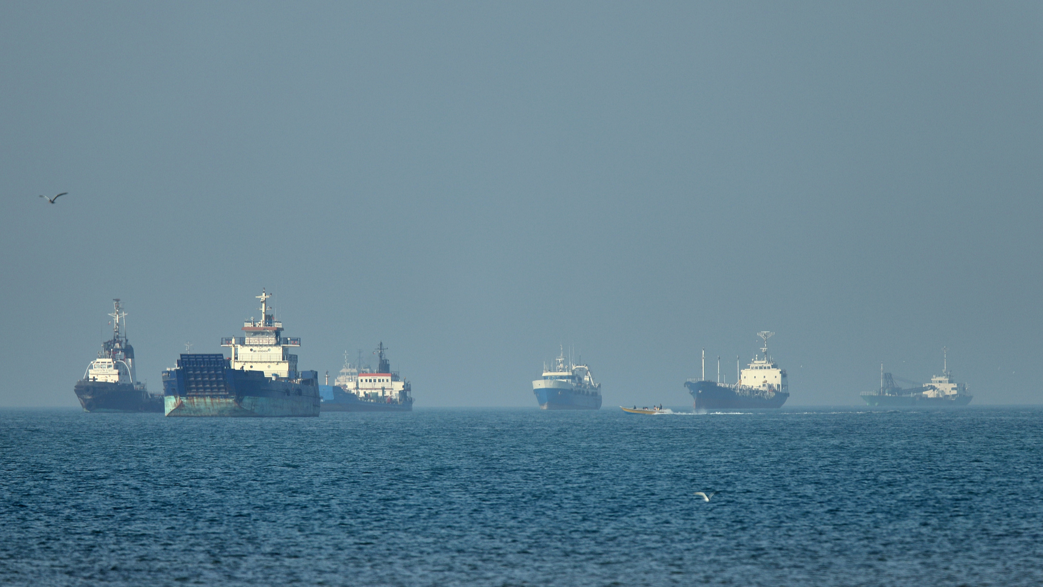 Cargo ships sit at anchor offshore in the Strait of Hormuz off Bandar Abbas, Iran, May 4, 2026. /VCG