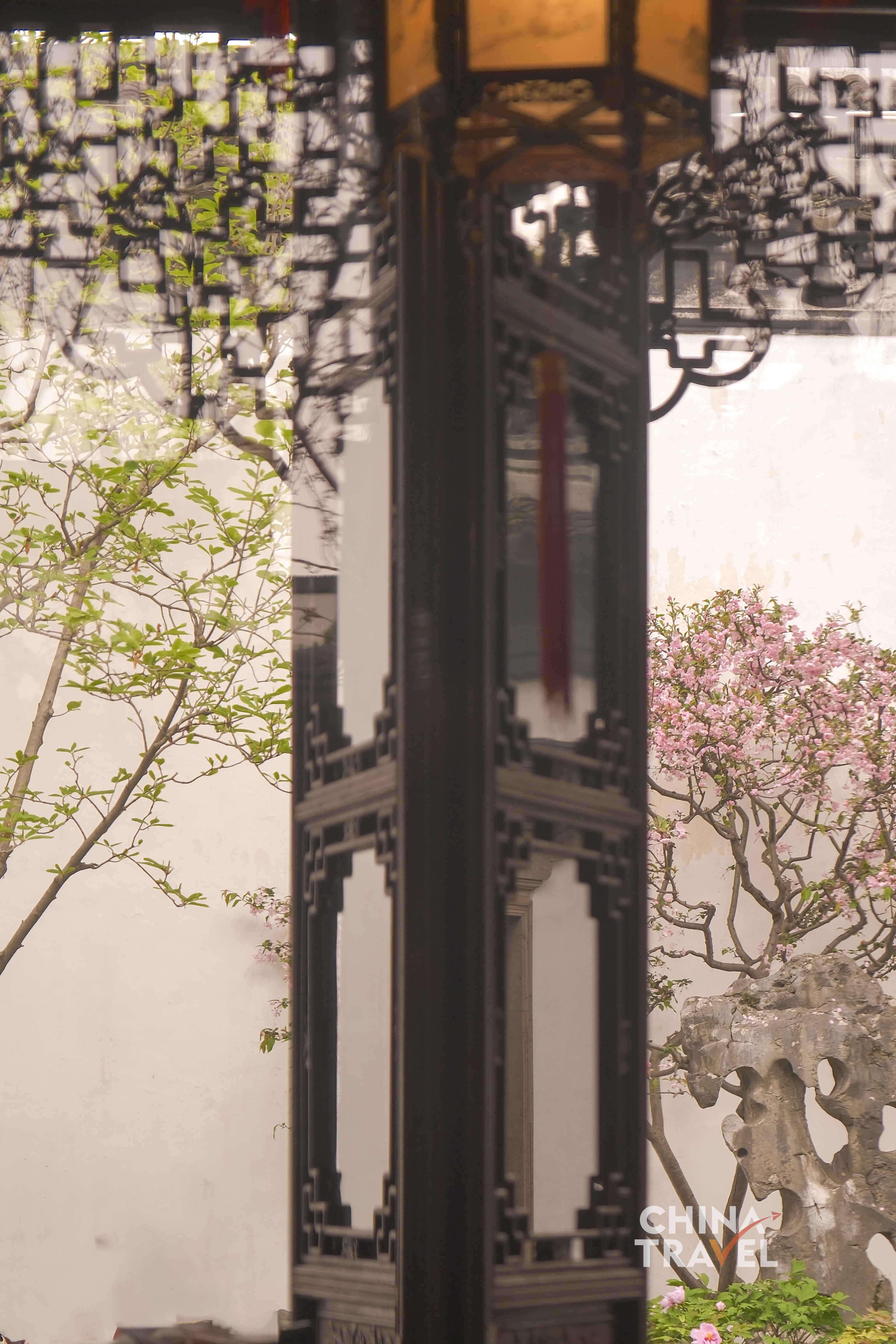 Framed by windows, corridors and doorways, views in the garden are revealed in layers rather than all at once. /CGTN