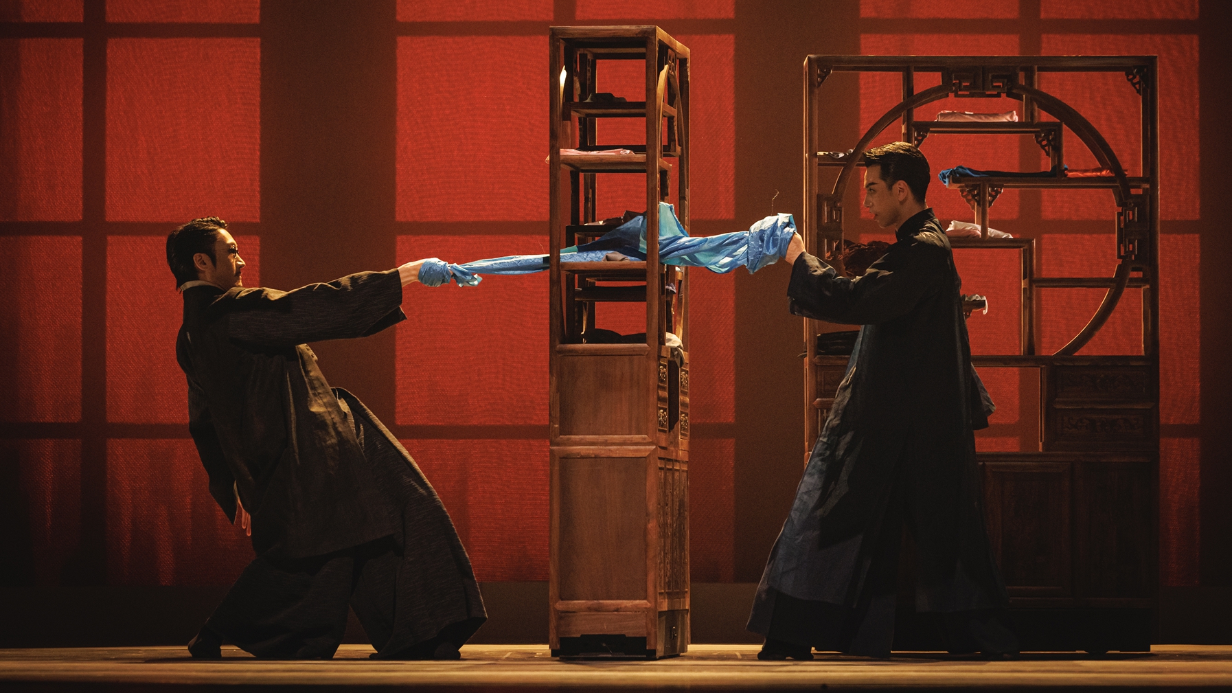 A stage photo of dance drama Dye House. /Shandong Song and Dance Theater