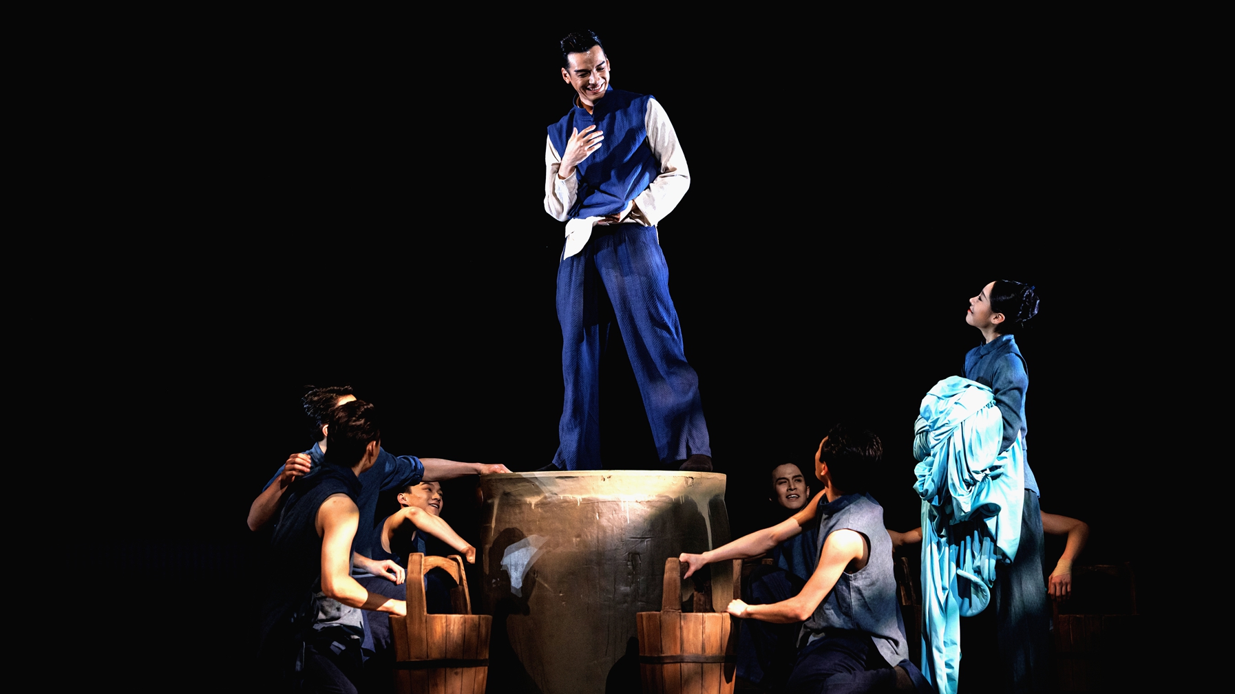 Liu Jia (C) plays Chen Shouting in dance drama Dye House. /Shandong Song and Dance Theater