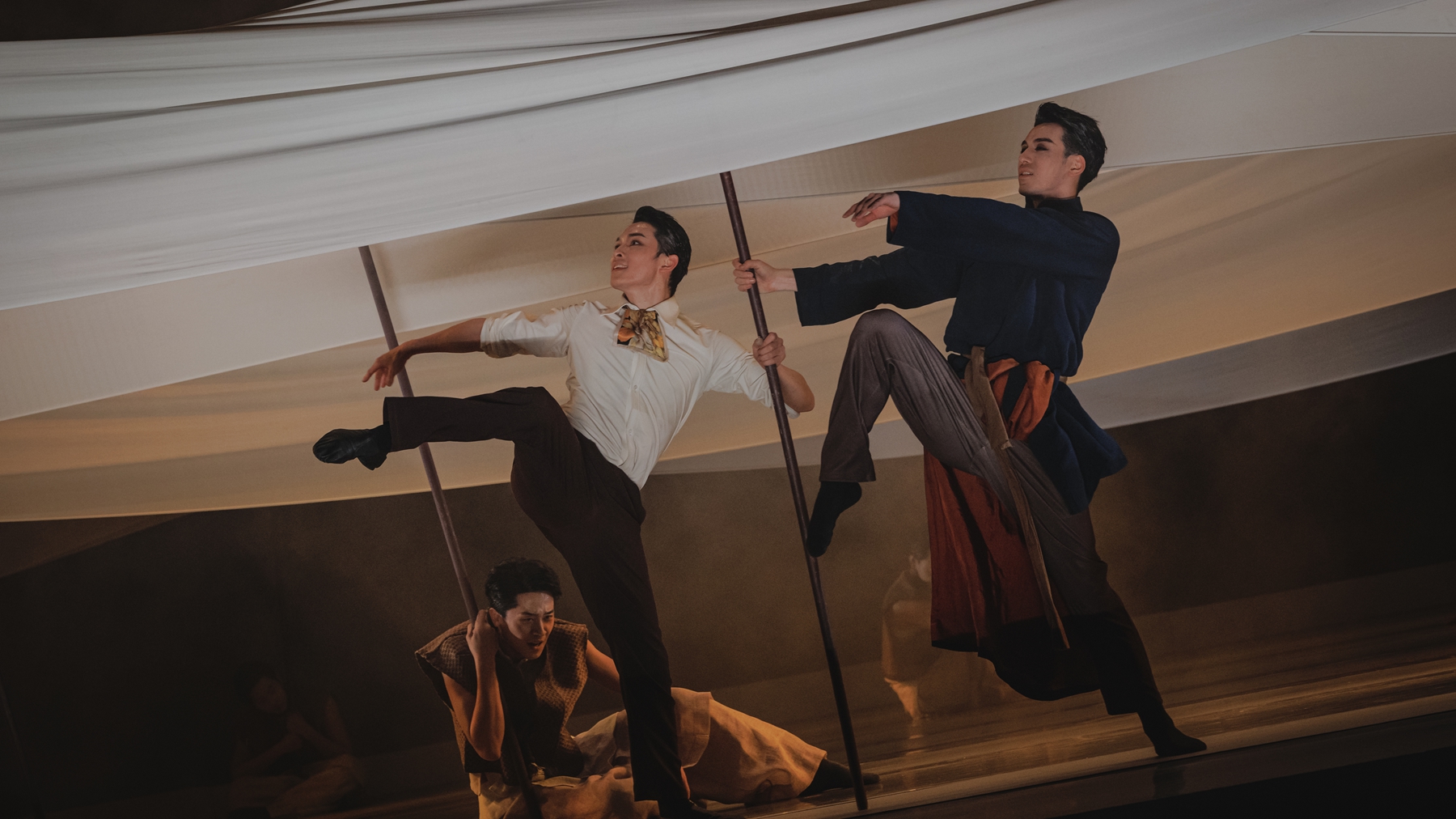 Liu Jia (R) plays Chen Shouting in dance drama Dye House. /Shandong Song and Dance Theater