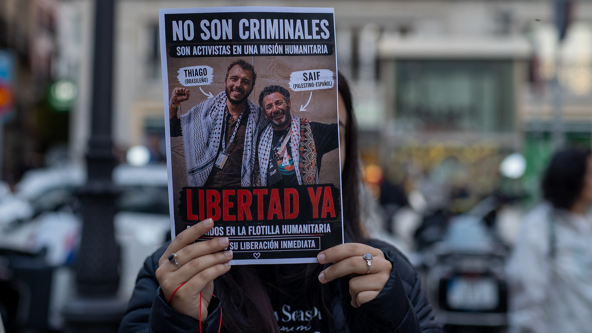 People gather in front of the Ministry of Foreign Affairs in Madrid, Spain, to call for the release of Global Sumud Flotilla activists Saif Abu Keshek and Thiago Avila. /VCG