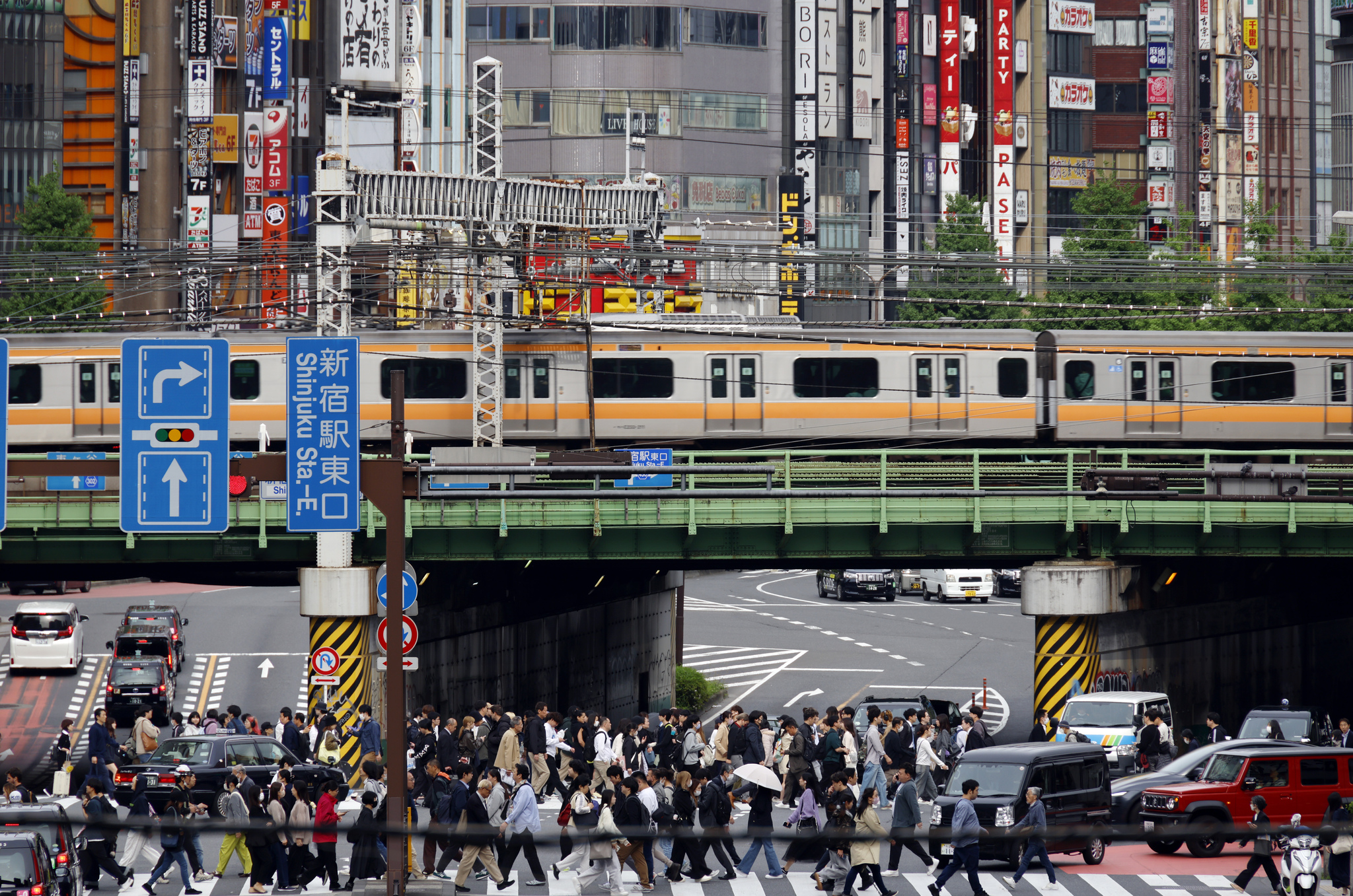People crossing a street in Shinjuku business and entertainment district in Tokyo, Japan, April 24, 2026. /VCG