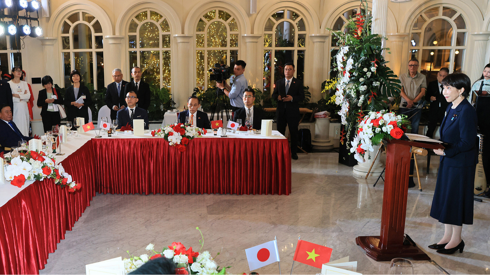 Japanese Prime Minister Sanae Takaichi (R) delivers a speech at the banquet in Hanoi, Vietnam, May 2, 2026. /CFP
