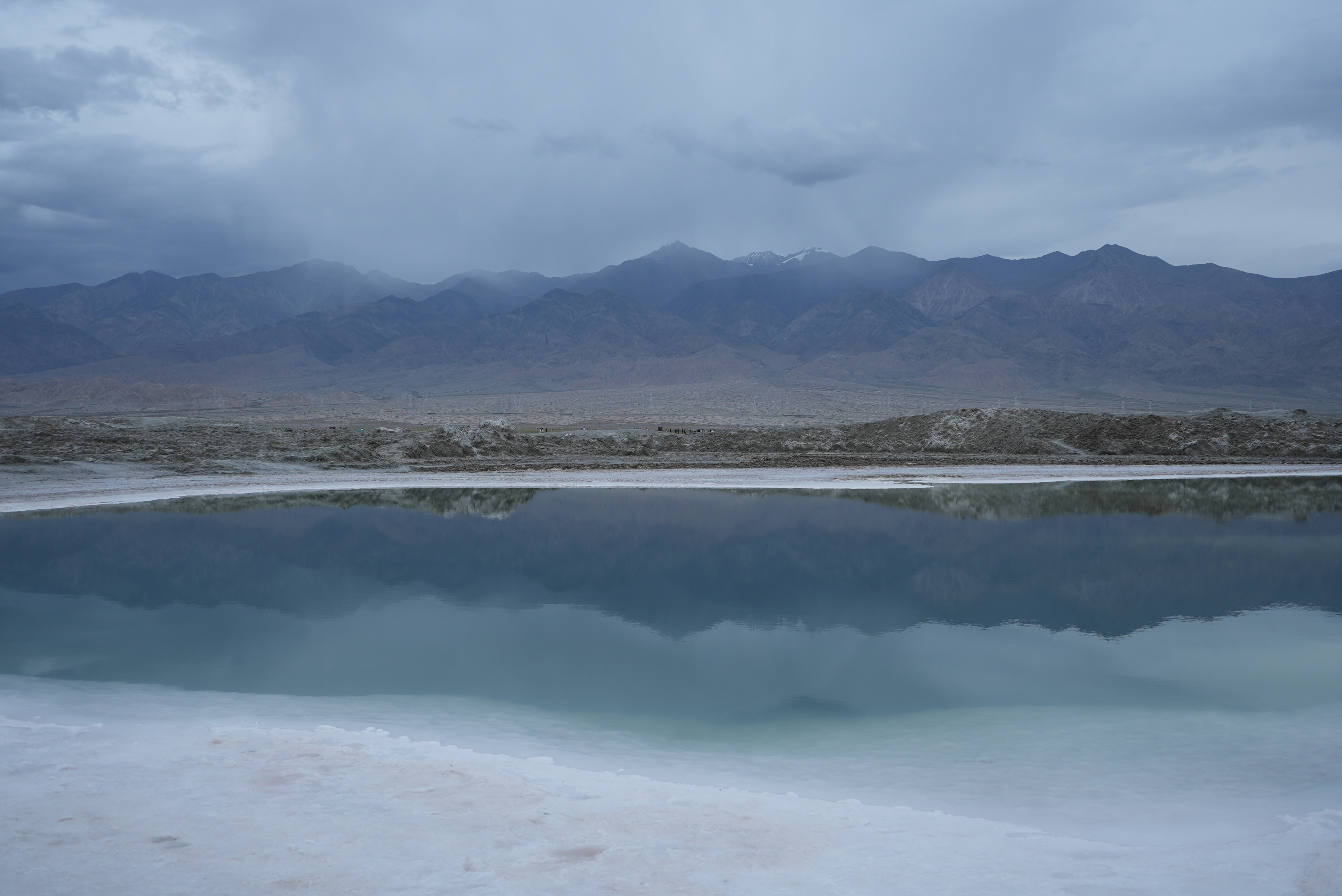 As night approaches, the salt lakes fade into quiet shades of green and blue, Emerald Lake in Da Qaidam, Haixi Mongolian and Tibetan Autonomous Prefecture, China. Chen Hongyu/CGTN