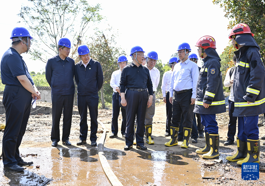 Zhang Guoqing, a member of the Political Bureau of the Communist Party of China (CPC) Central Committee and vice premier guides on-site emergency rescue and response work in Liu Yang, central China's Hunan Province, May 5, 2026. /Xinhua