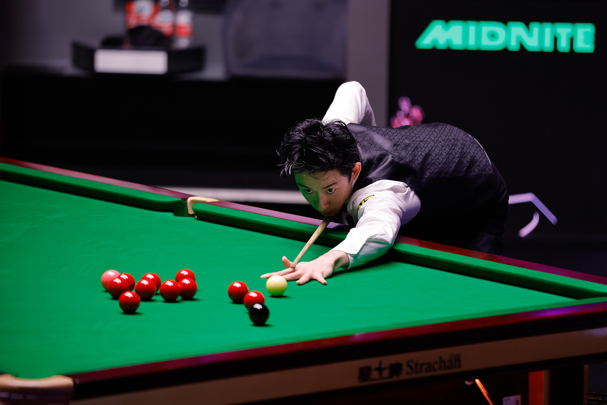 Wu Yize of China hits a shot in the World Snooker Championship final against Shaun Murphy of England at the Crucible Theatre in Sheffield, England, May 4, 2026. /VCG