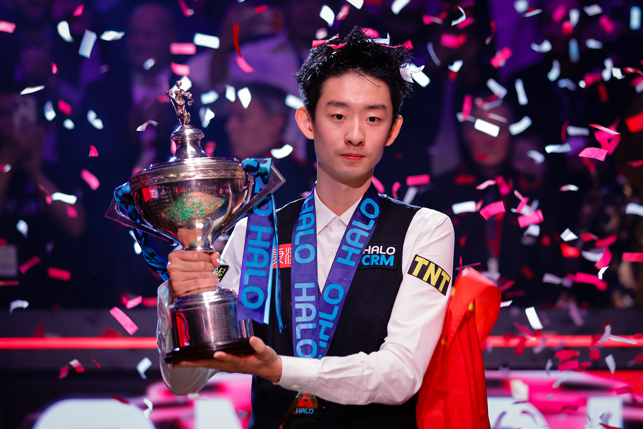 Wu Yize of China poses with the World Snooker Championship trophy after defeating Shaun Murphy of England 18-17 in the final at the Crucible Theatre in Sheffield, England, May 4, 2026. /VCG