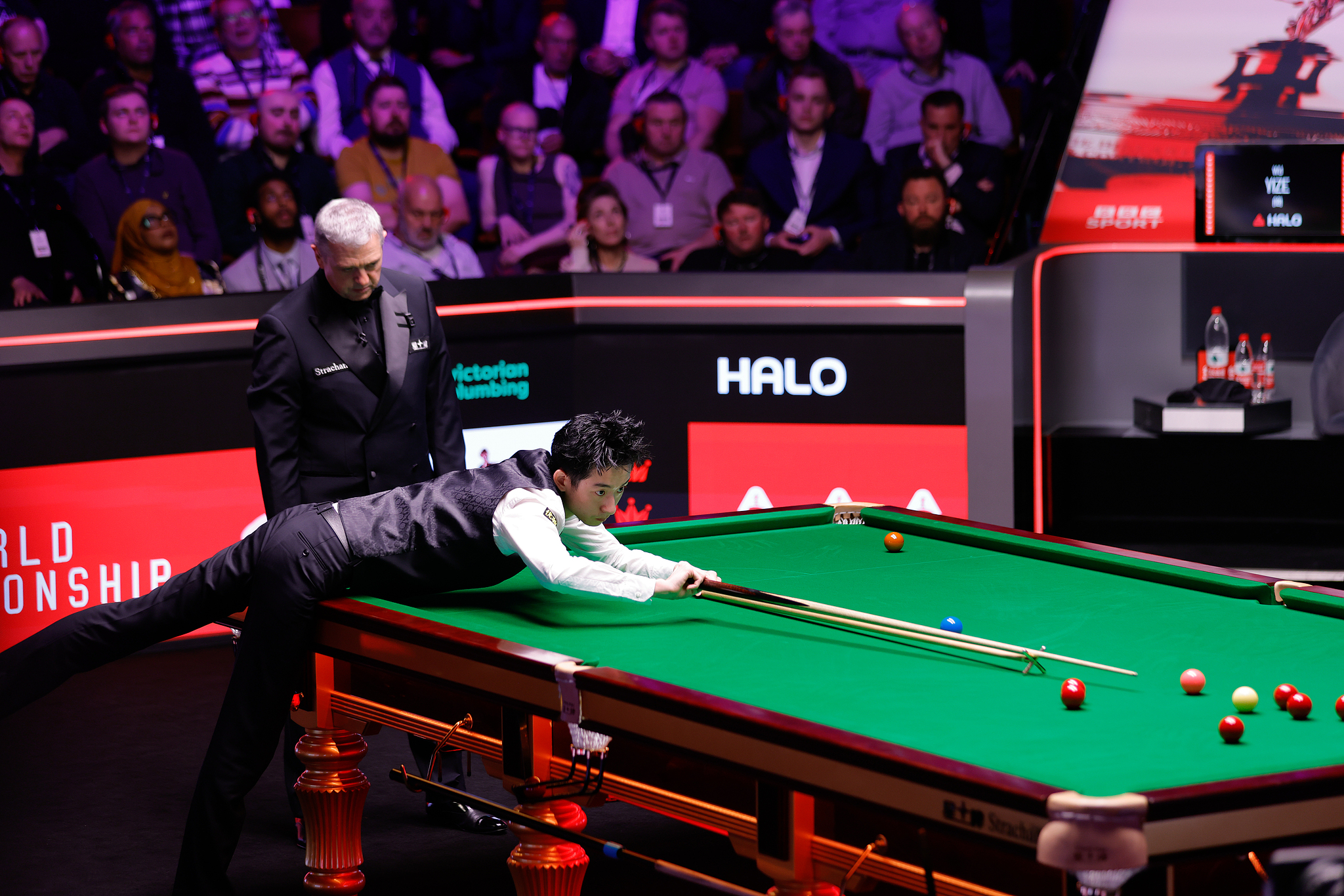 Wu Yize of China hits a shot in the World Snooker Championship final against Shaun Murphy of England at the Crucible Theatre in Sheffield, England, May 4, 2026. /VCG