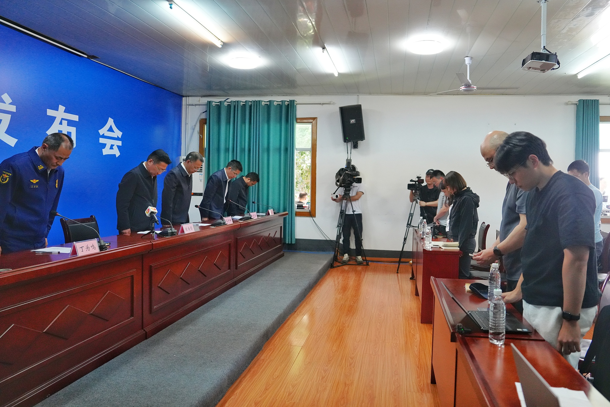 Para hadirin mengheningkan cipta sejenak untuk para korban sebelum konferensi pers di Changsha, Provinsi Hunan, 5 Mei 2026. /VCG