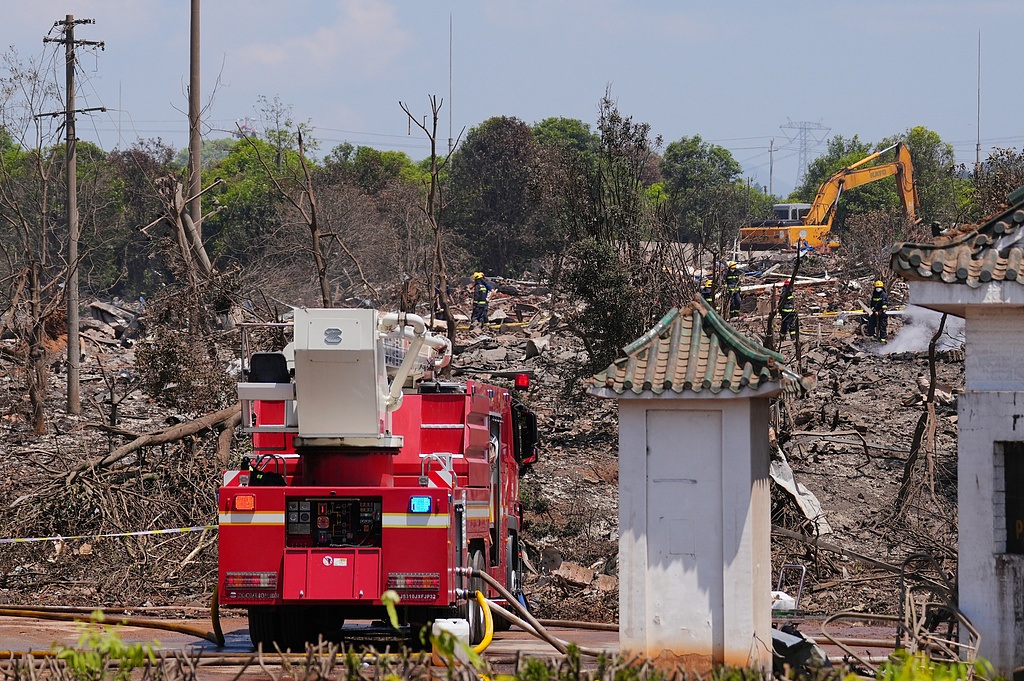 Tim penyelamat bekerja di lokasi ledakan di pabrik kembang api di Kota Guandu, Liuyang, Provinsi Hunan, Tiongkok tengah, 5 Mei 2026. /VCG