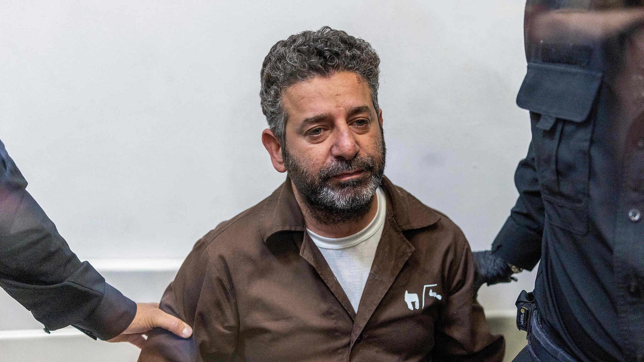 Israeli officers bring Spanish activist Saif Abu Keshek to a court in Ashkelon on May 5, 2026. /VCG