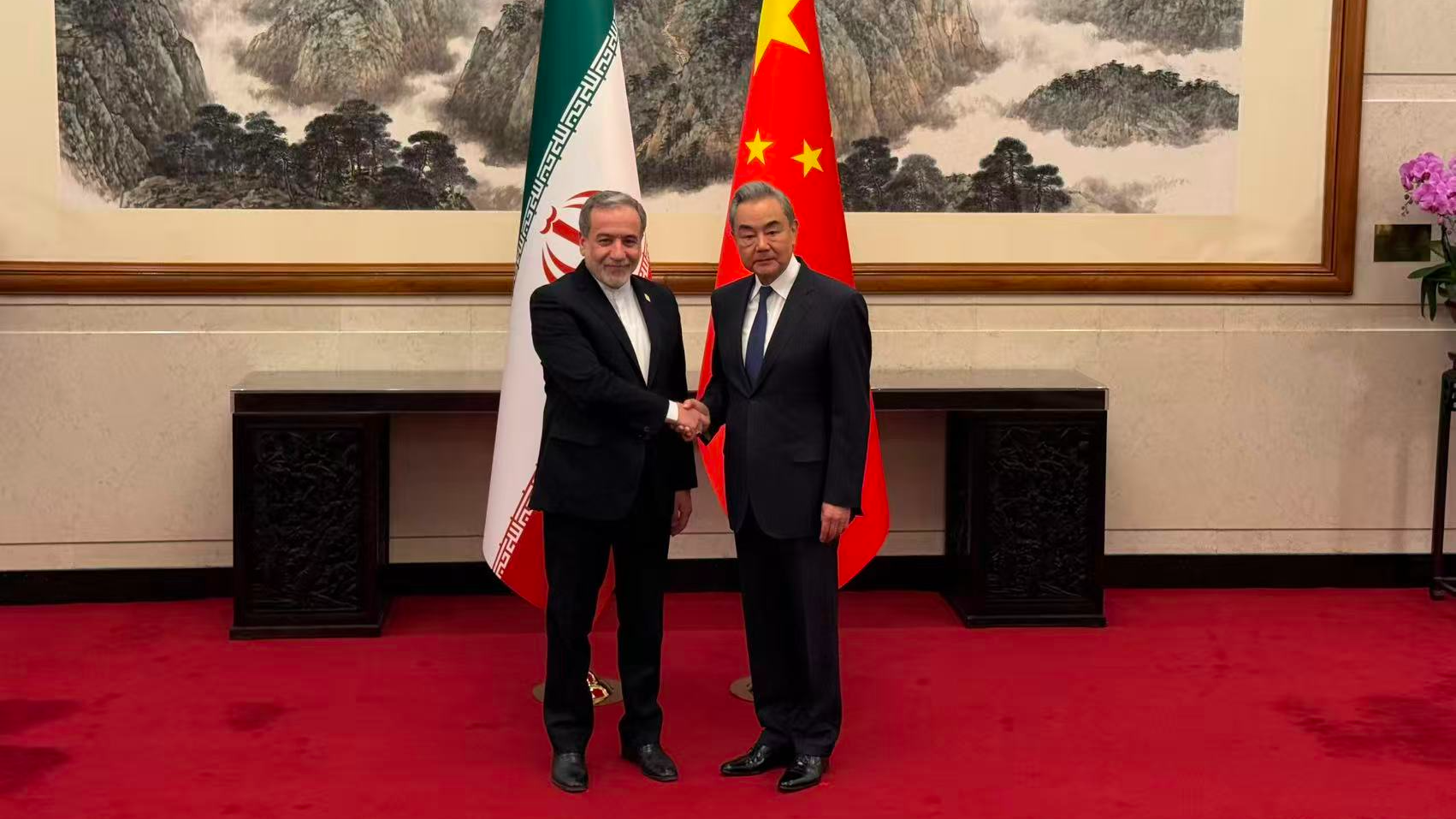 Chinese FM holds talks with Iranian counterpart