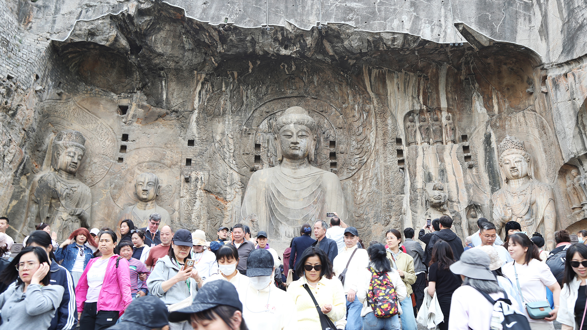 Day and night at the Longmen Grottoes