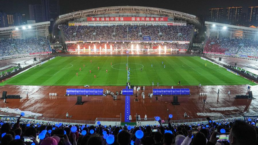 Players of Changzhou and Nantong wait for the kick-off of their opening match of the 2026 Jiangsu Football City League in Changzhou, east China's Jiangsu Province, April 11, 2026. /Xinhua