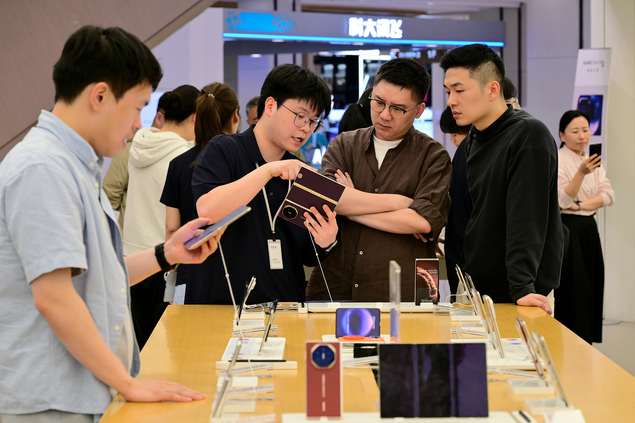 People purchase smartphones at a mobile phone store in Jinhua, east China's Zhejiang Province, May 4, 2026. /VCG