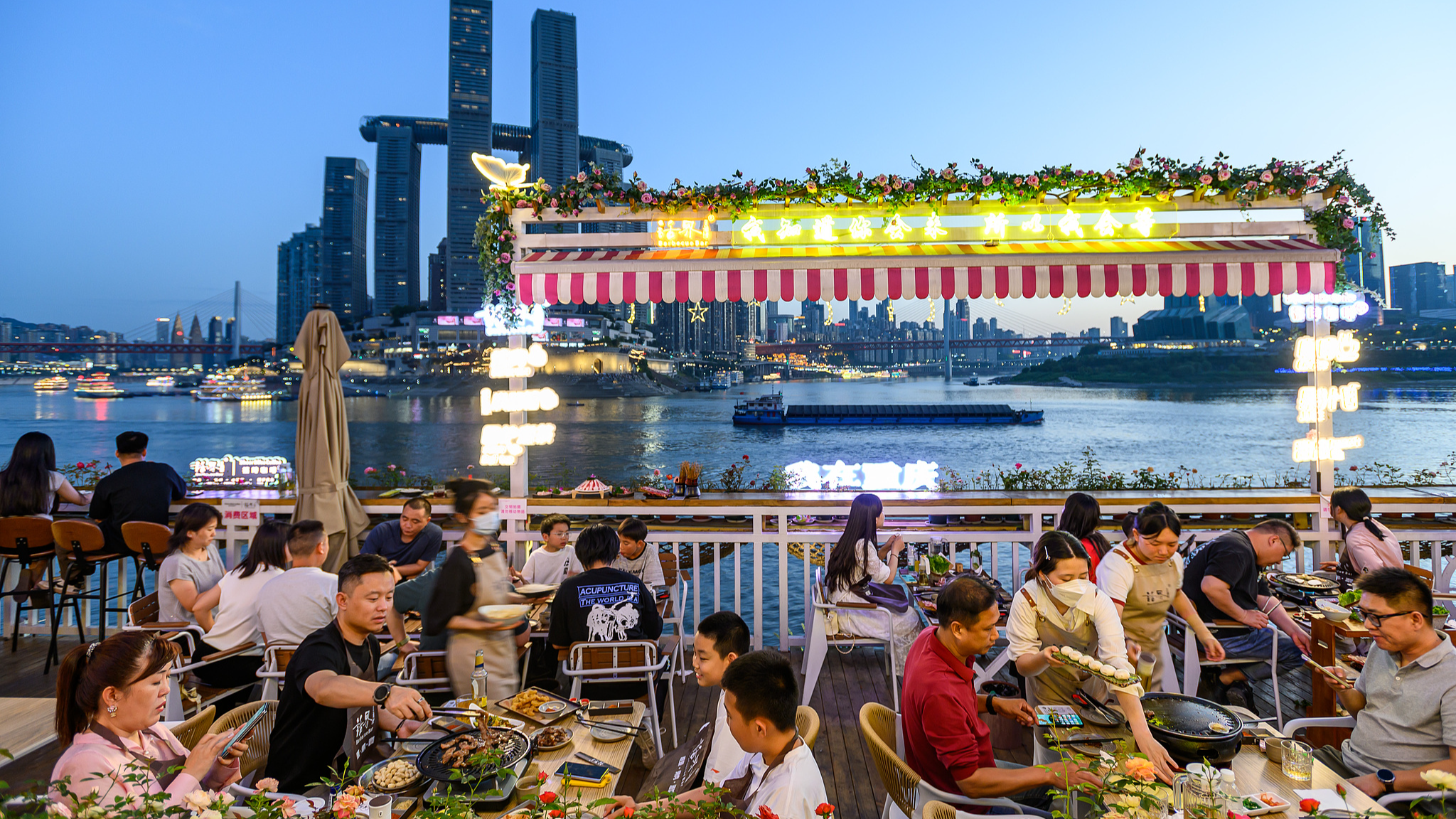 People dine at a riverside restaurant in Chongqing, southwest China, May 4, 2026. /VCG