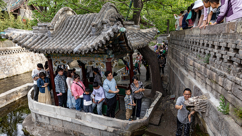 Tourists wait in line for photos at the Hall of the Sacred Mother of Jinci Temple in Taiyuan, Shanxi Province, China, May 5, 2026. /VCG