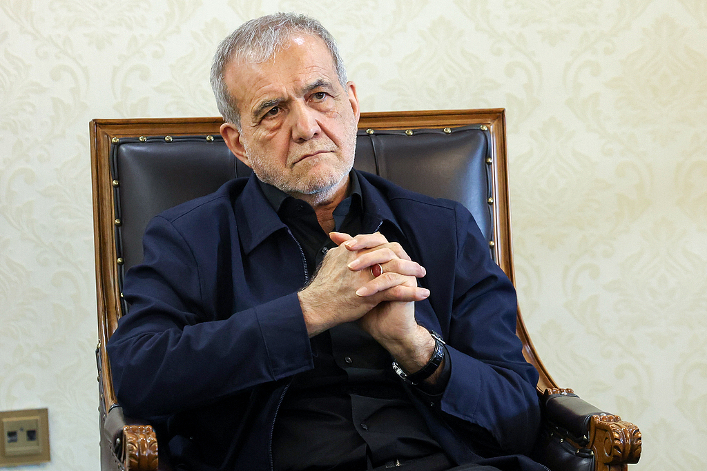 Iranian President Masoud Pezeshkian delivers a speech during an inspection visit to the Ministry of Sports and Youth, Tehran, Iran, April 19, 2026. /VCG
