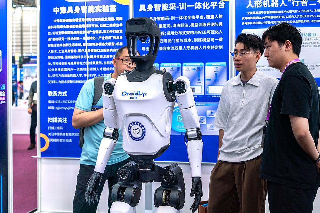 The DroidUp Walker No. 2 humanoid robot making its debut at the FAIR plus 2026 Robotics Industry Chain Summit, Shenzhen, April 22, 2026. /VCG