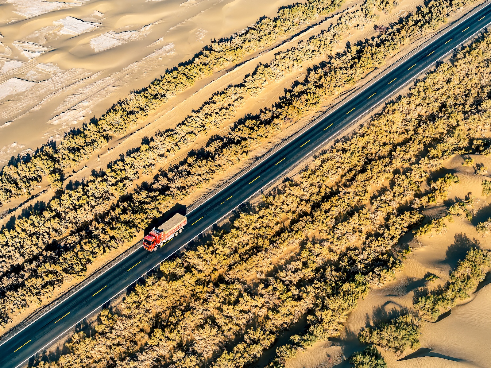 An aerial view of the Tarim Desert Highway, Xinjiang Uygur Autonomous Region, northwest China. /VCG