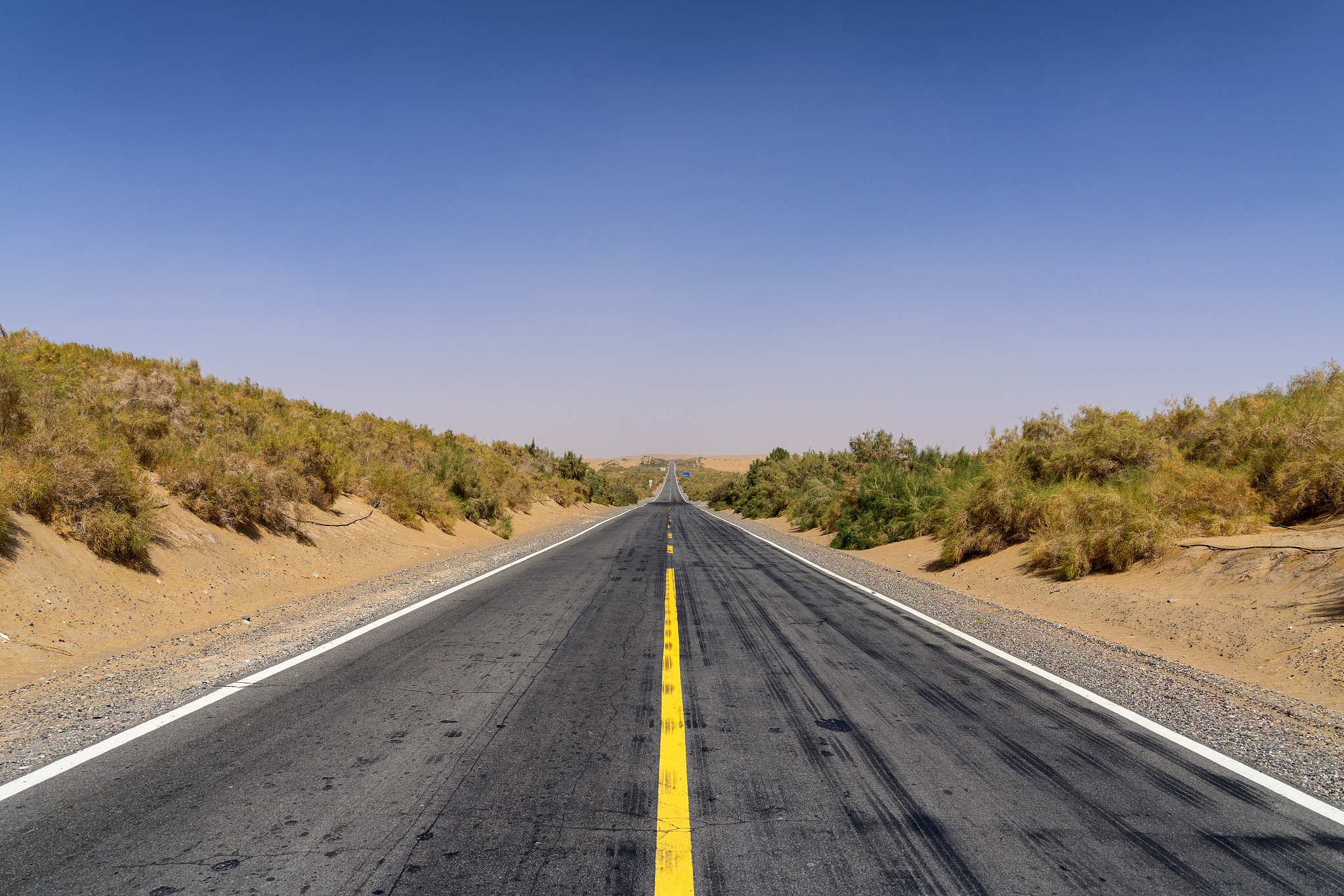 The Tarim Desert Highway, Xinjiang Uygur Autonomous Region, northwest China. /VCG