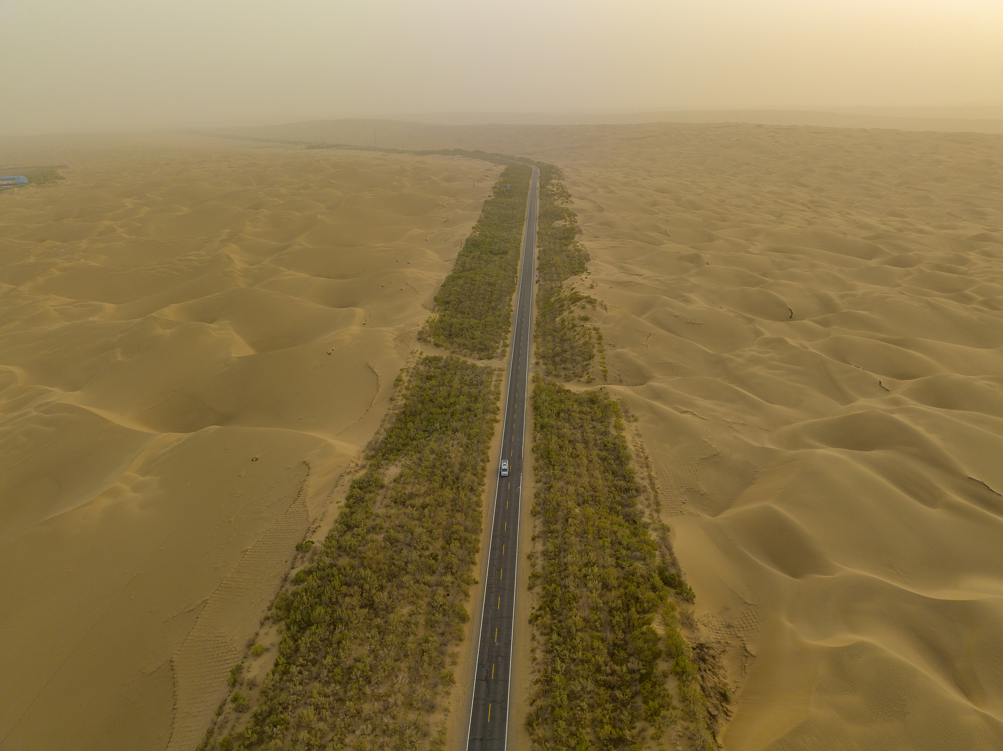 An aerial view of the Tarim Desert Highway, Xinjiang Uygur Autonomous Region, northwest China. /VCG