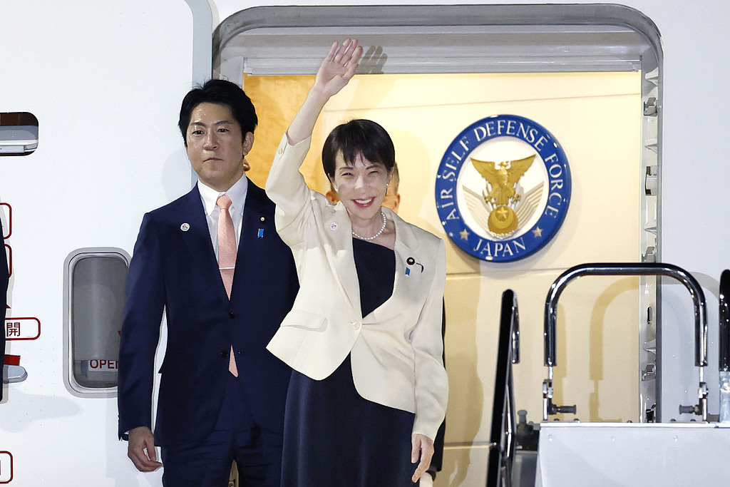 Japanese Prime Minister Sanae Takaichi arrives at Haneda airport in Tokyo after winding up her trip to Vietnam and Australia, May 5, 2026. /CFP 